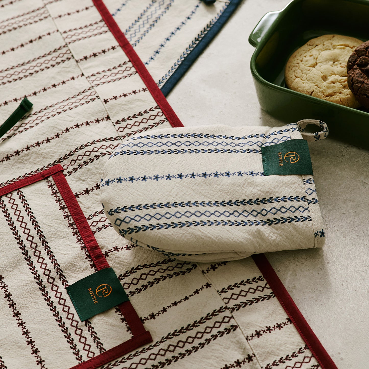 Rottie Studio 'Stitch Line' Oven Mitt - Casual Atelier Style (Single Piece)
