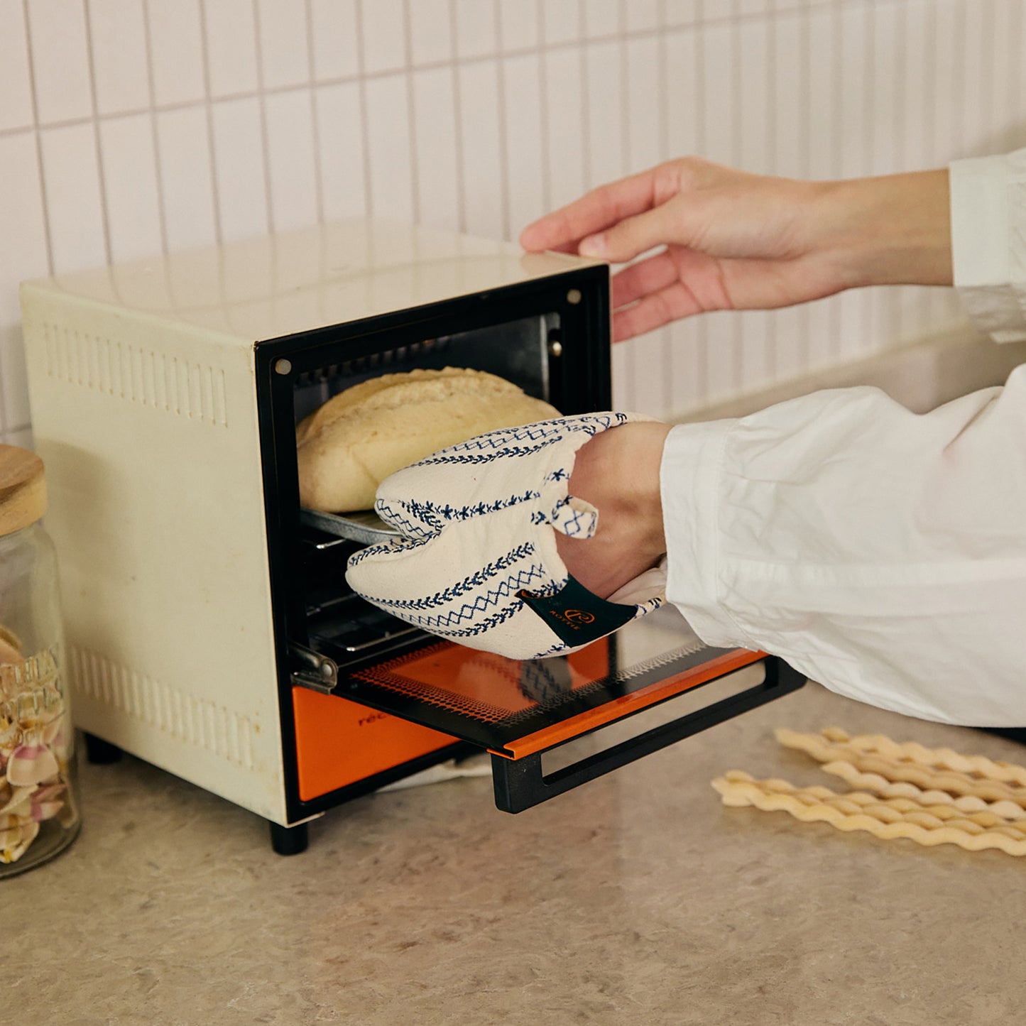 Rottie Studio 'Stitch Line' Oven Mitt - Casual Atelier Style (Single Piece)